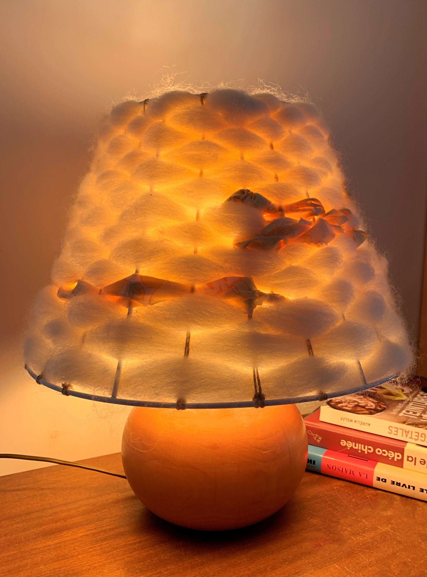 Lampe de chevet pied boule en bois et abat-jour tissé