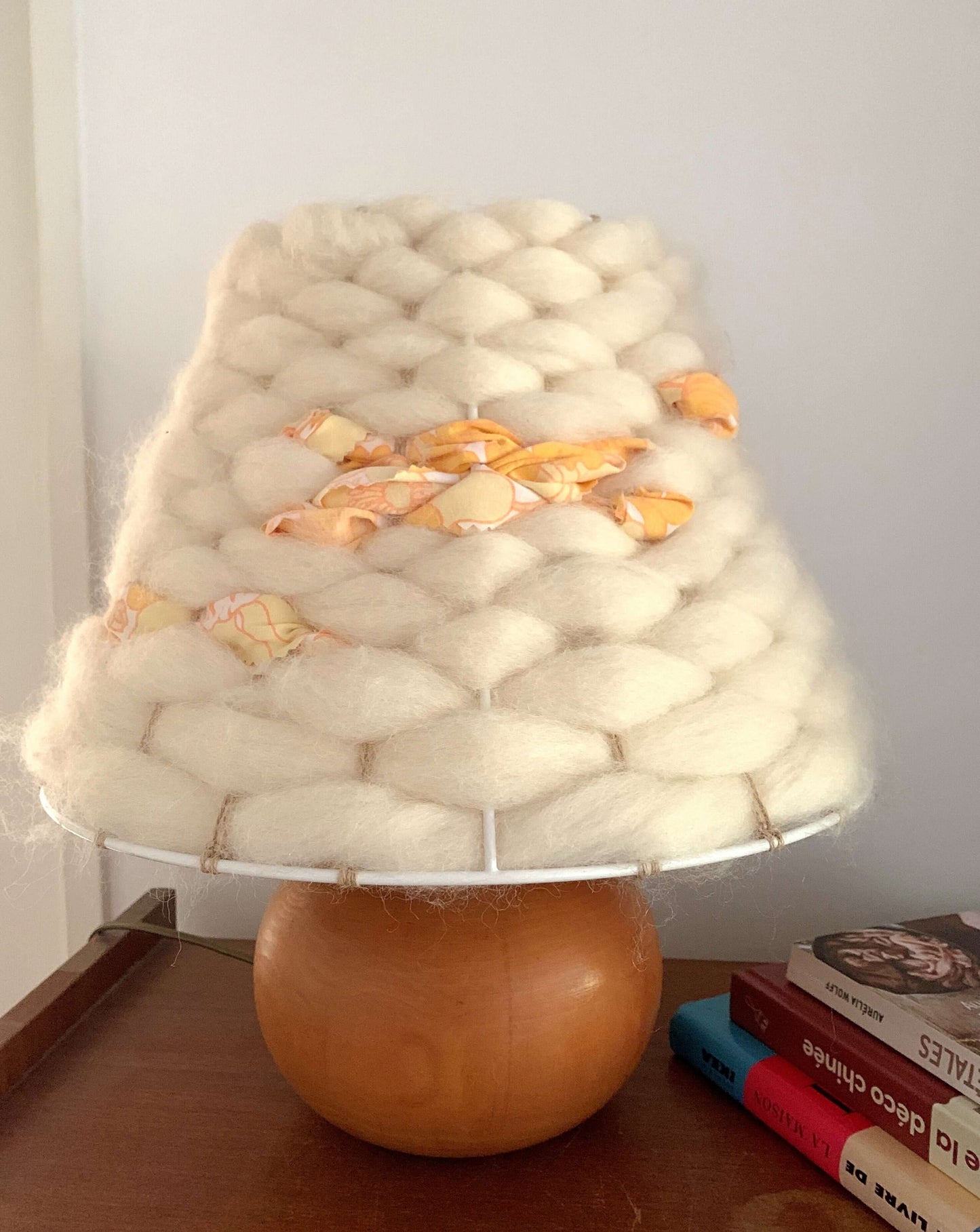 Lampe de chevet pied boule en bois et abat-jour tissé