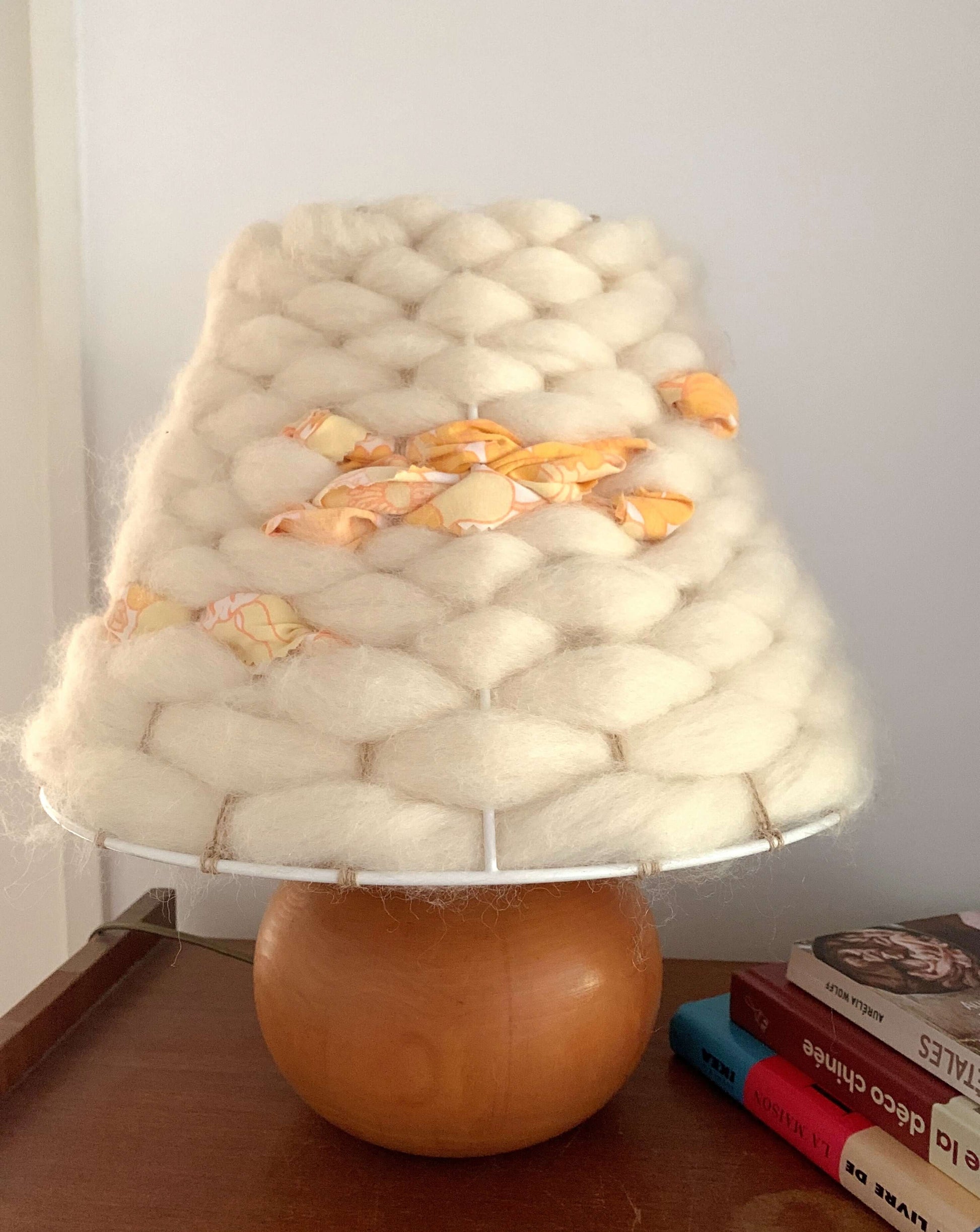 Lampe de chevet pied boule en bois et abat-jour tissé