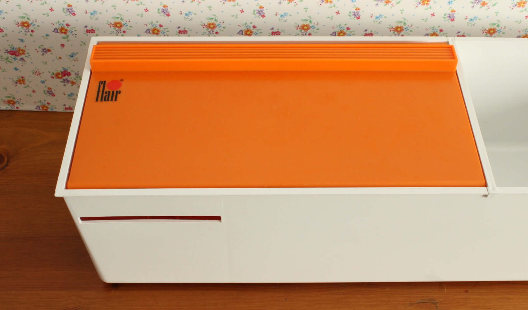 Vintage Petit meuble Flair orange et blanc