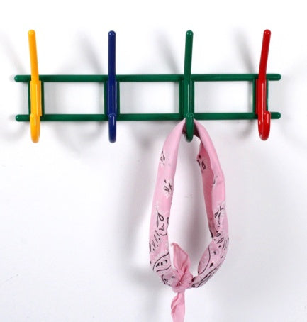 Porte-manteau en plastique coloré