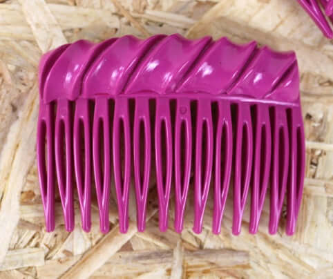 Peignes à cheveux vintages en plastique rose fuchsia