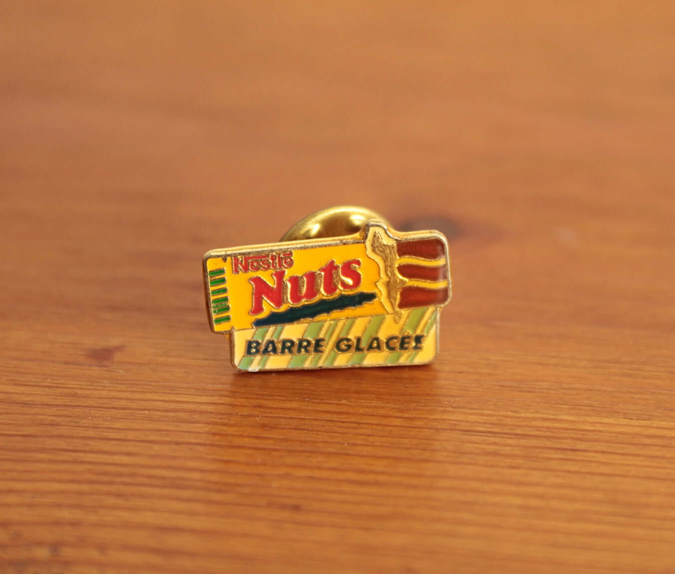 Vintage Pin's publicitaire Nestlé barre glacée Nuts