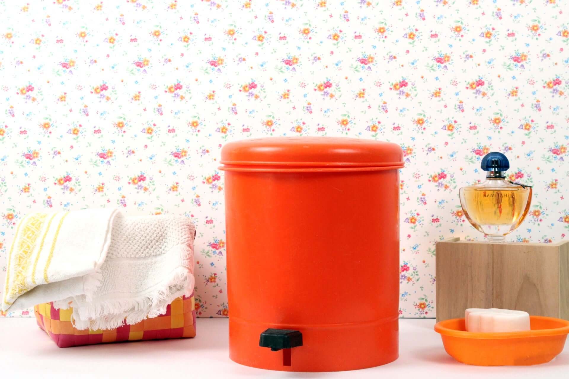 Poubelle de salle de bains orange vintage, Pola