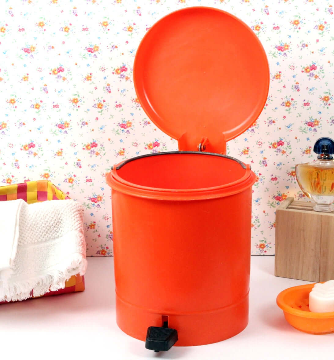 Poubelle de salle de bains orange vintage, Pola