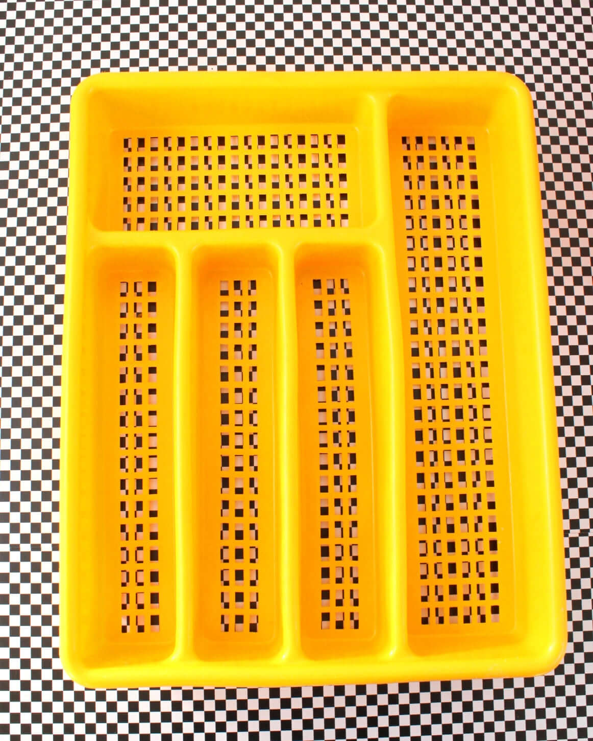 Range-couverts en plastique colorés