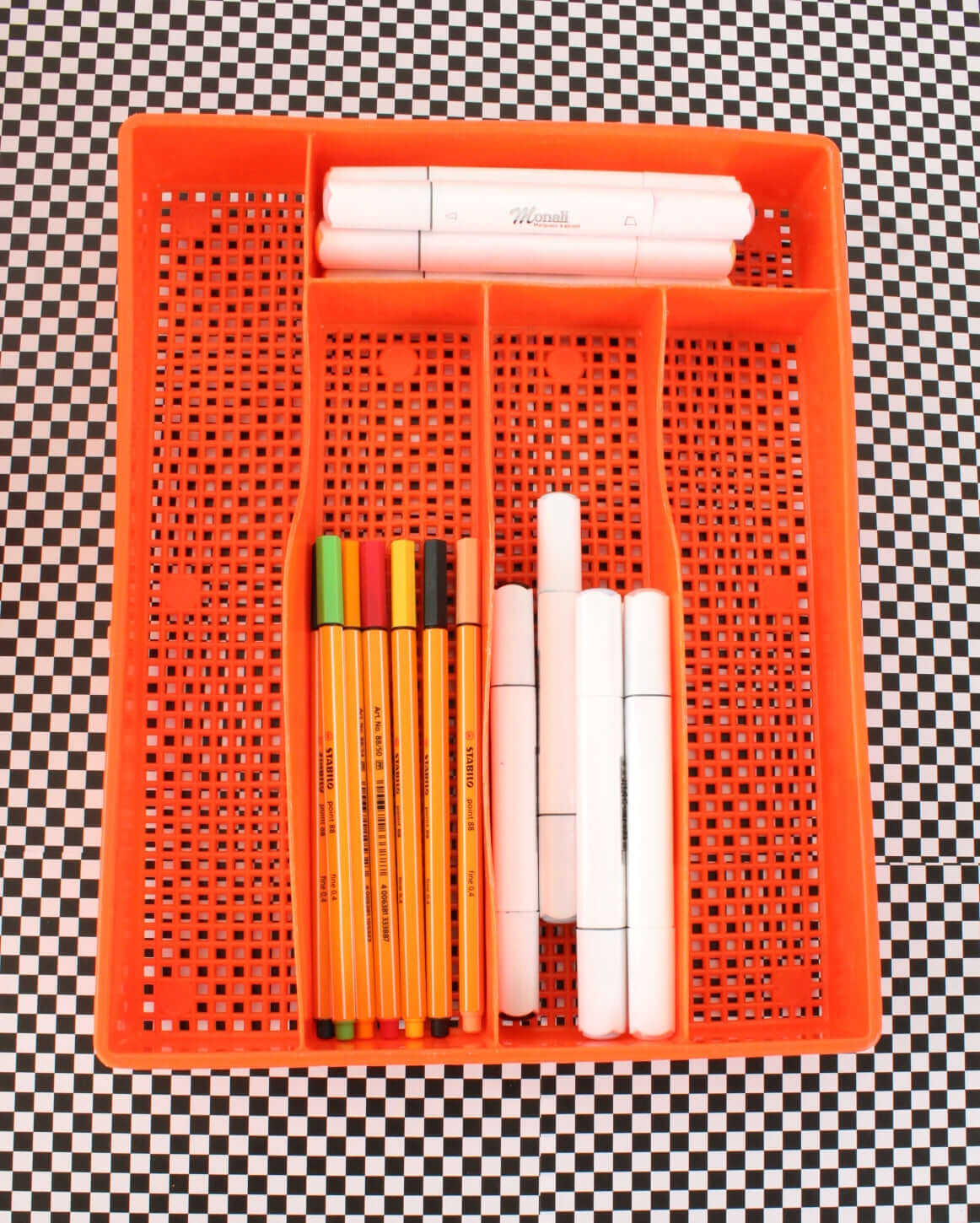 Range-couverts en plastique colorés