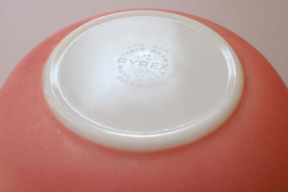Saladier Pyrex rose made in USA
