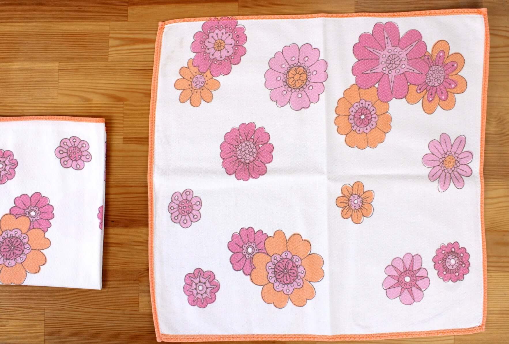 Serviettes de table vintages fleuries