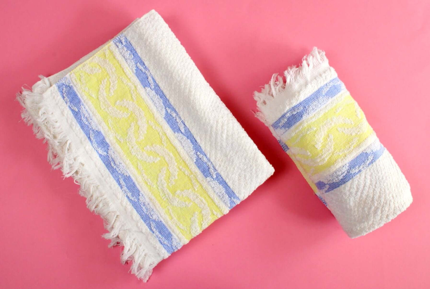 Serviettes de toilette anciennes en coton éponge