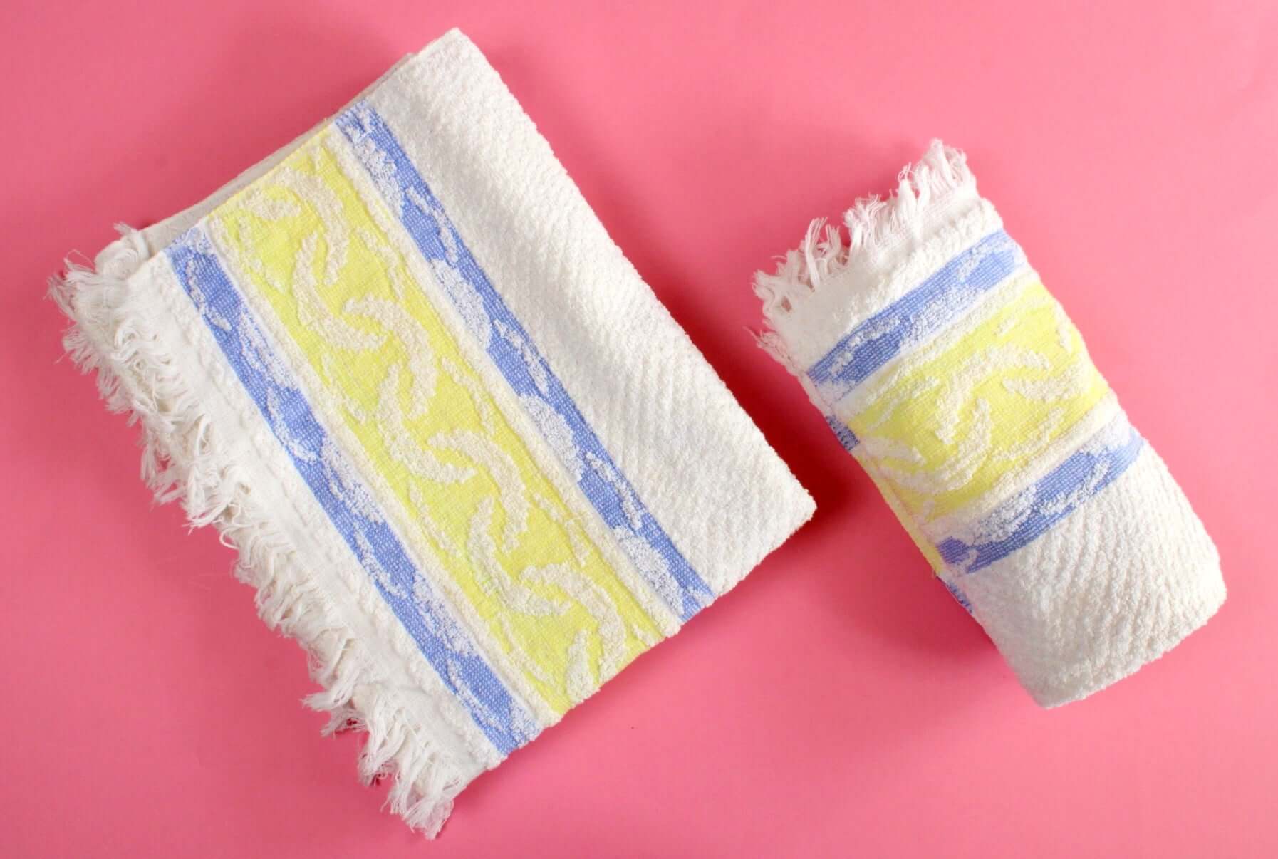 Serviettes de toilette anciennes en coton éponge