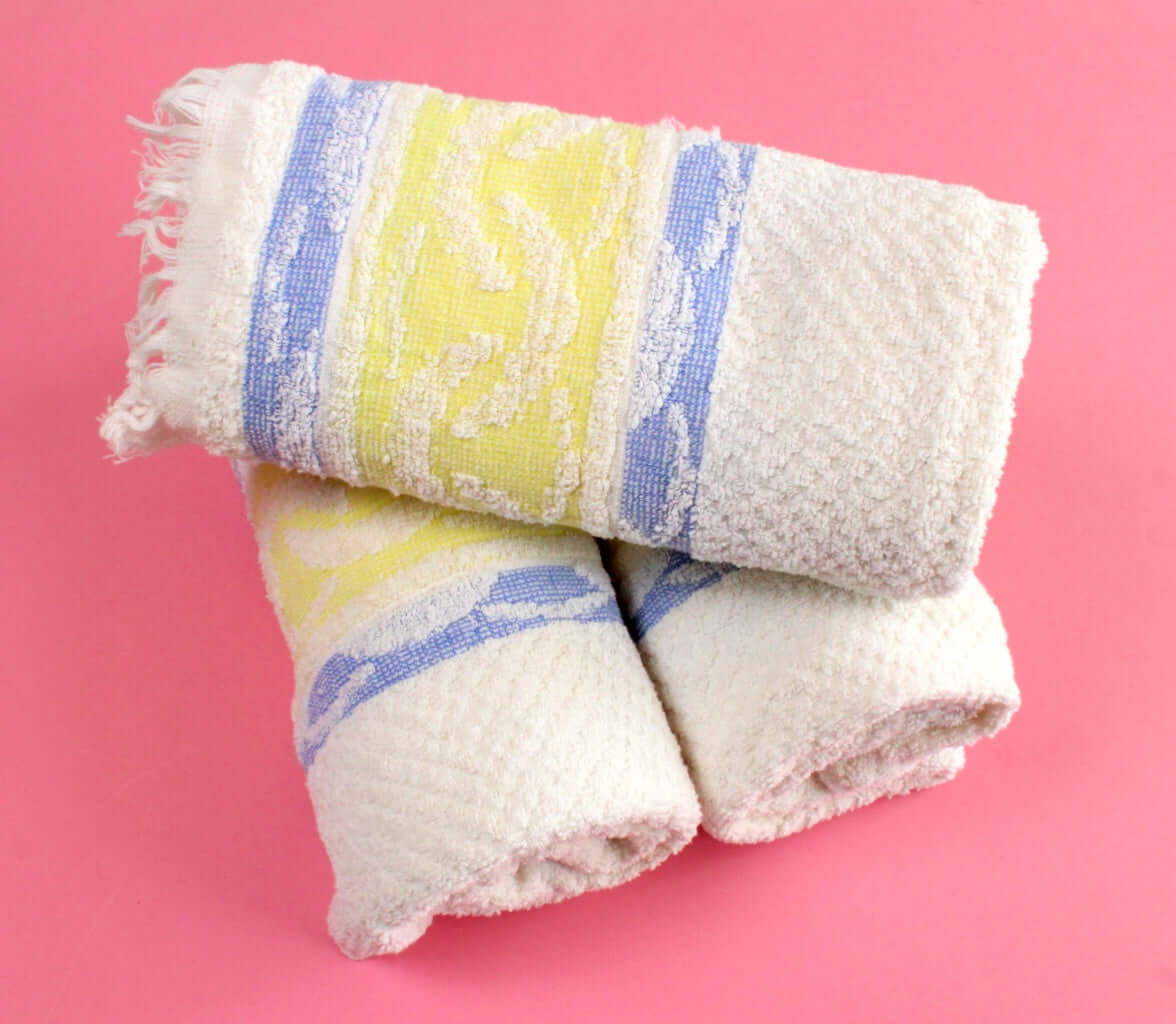 Serviettes de toilette anciennes en coton éponge