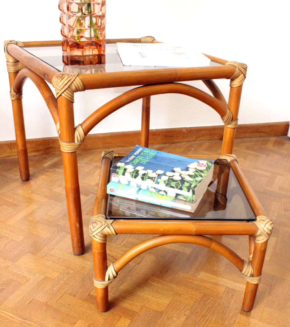 Tables basses en rotin et verre fumé