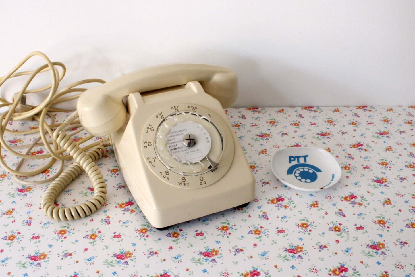Vintage Téléphone à cadran vintage blanc
