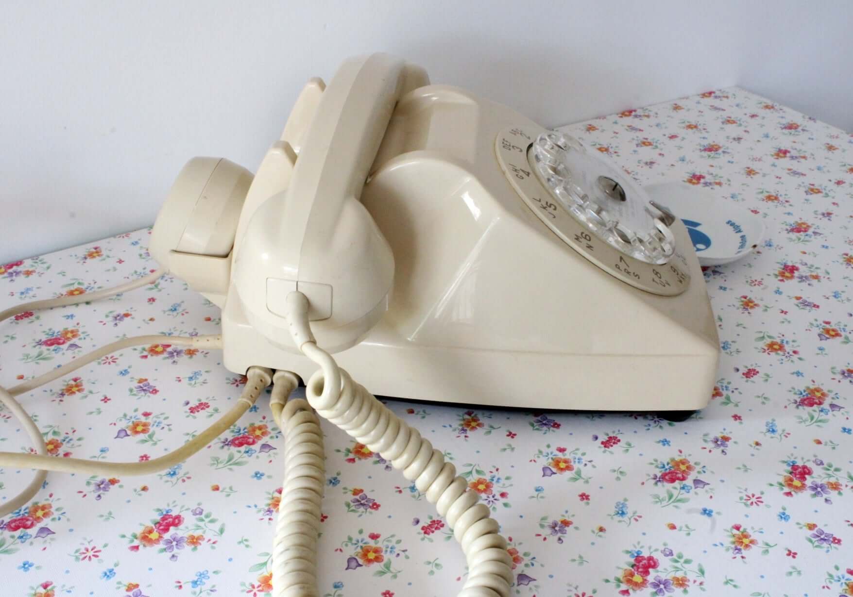 Vintage Téléphone à cadran vintage blanc