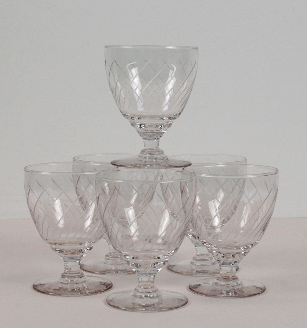 Verres à pied transparents ciselés vintages