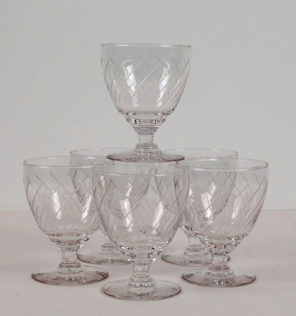 Verres à pied transparents ciselés vintages