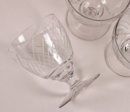 Verres à pied transparents ciselés vintages
