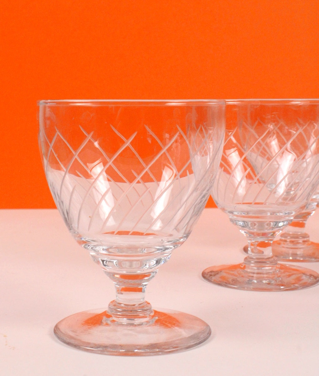 Verres à pied transparents ciselés vintages