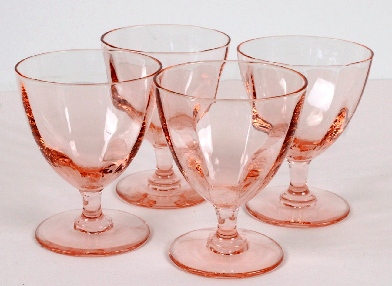 Verres à pied en verre rose transparent