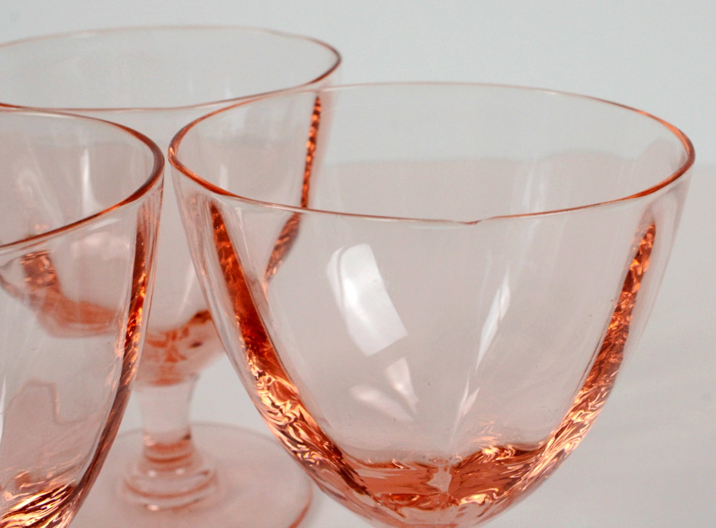 Verres à pied en verre rose transparent