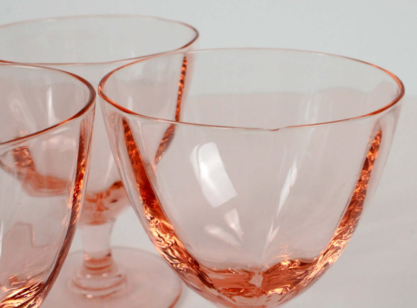Verres à pied en verre rose transparent