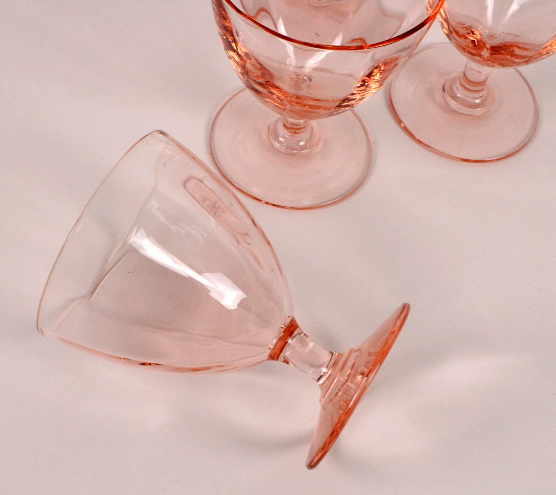 Verres à pied en verre rose transparent
