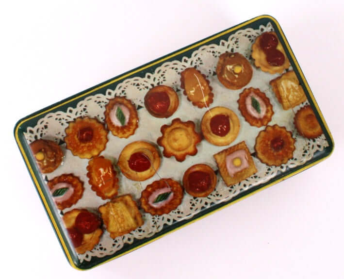 Boîte en métal et ses minis moules à pâtisserie
