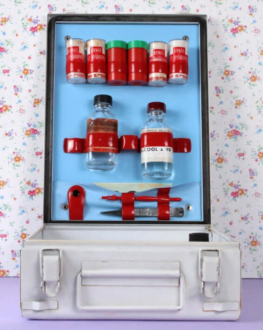 Boîte à pharmacie en métal vintage