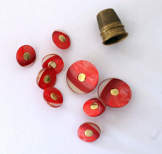 Boutons rouges et dorés vintage