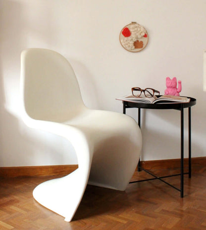 Chaise blanche en plastique dans le style Panton