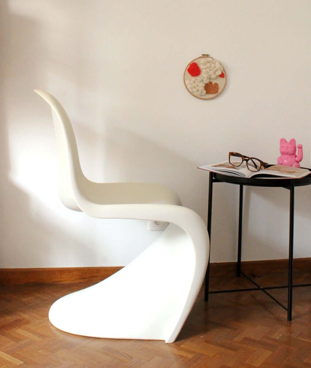 Chaise blanche en plastique dans le style Panton