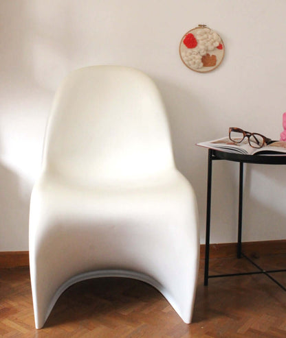 Chaise blanche en plastique dans le style Panton