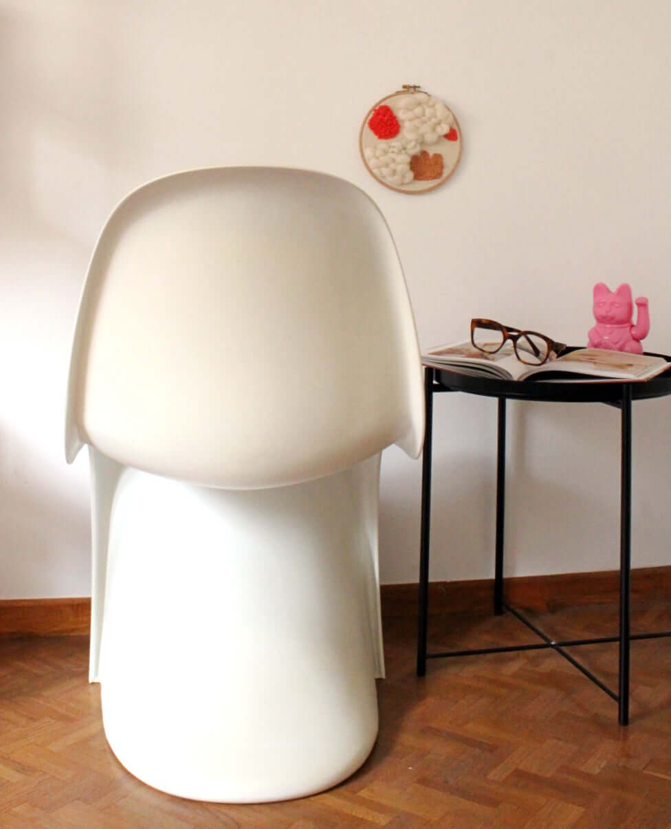 Chaise blanche en plastique dans le style Panton