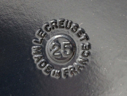 Ancienne petite cocotte fonte émaillée bleu tulipe marque à Arthon Ancienne petite cocotte fonte émaillée bleu tulipe marque à Arthon