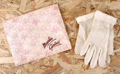 Gants de cérémonie anciens en résille