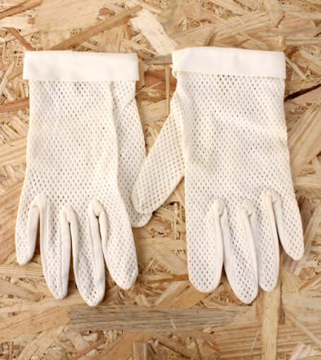 Gants de cérémonie anciens en résille