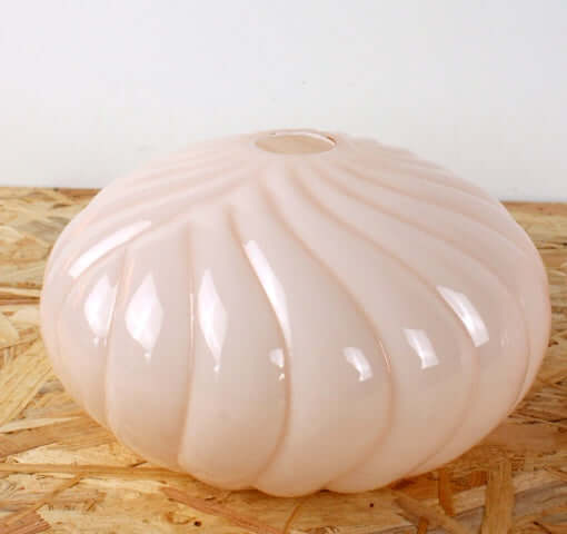 Globes anciens en verre rose poudré