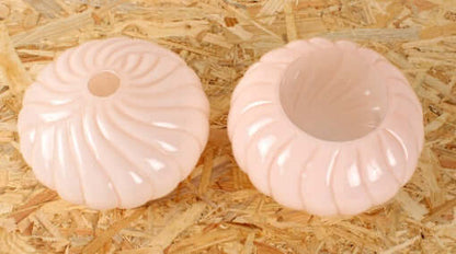 Globes anciens en verre rose poudré