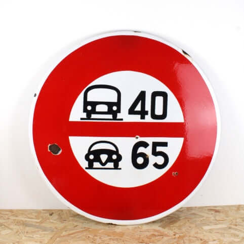 Ancien panneau de signalisation routier émaillé