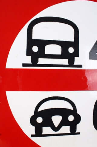 Ancien panneau de signalisation routier émaillé