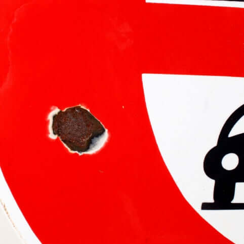 Ancien panneau de signalisation routier émaillé