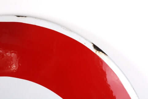 Ancien panneau de signalisation routier émaillé