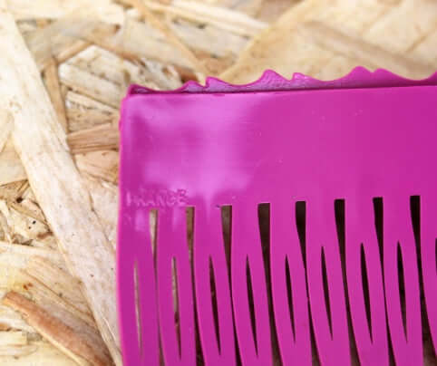 Peignes à cheveux vintages en plastique rose fuchsia