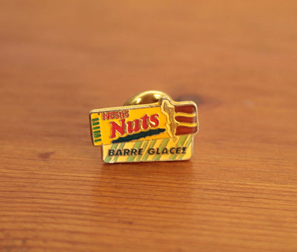 Vintage Pin's publicitaire Nestlé barre glacée Nuts
