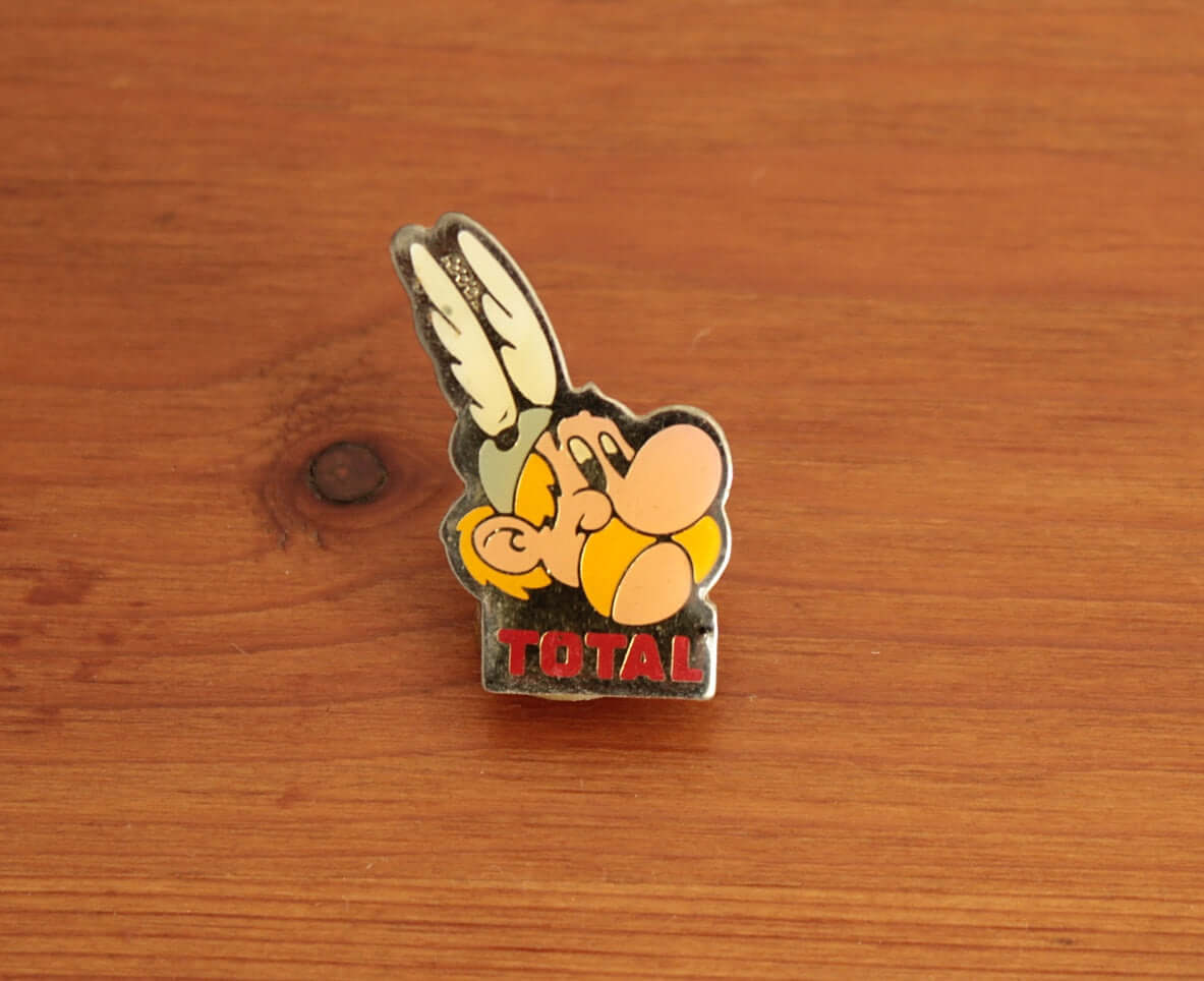 Vintage Pin's publicitaire Total thème Asterix