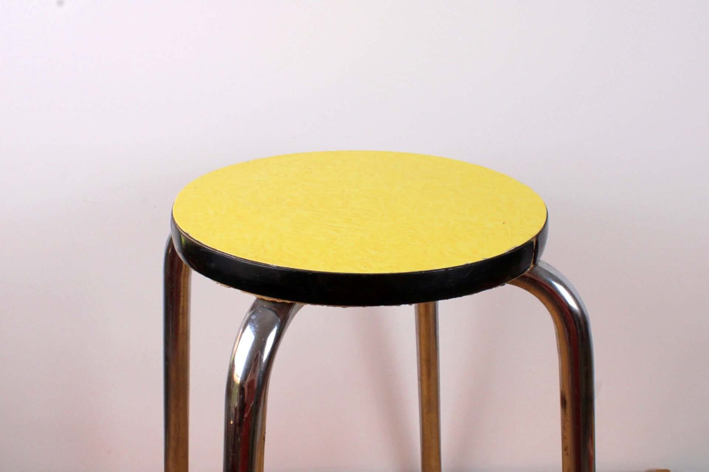 Tabouret rond en formica jaune