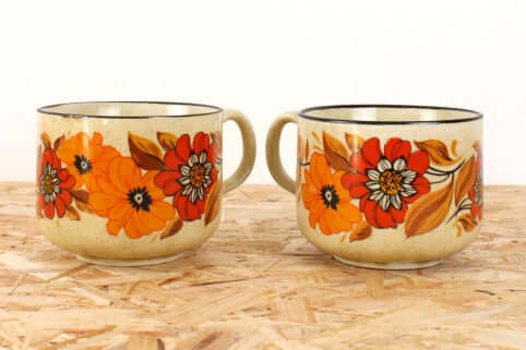 Tasses en céramique vintages fleuries années 70