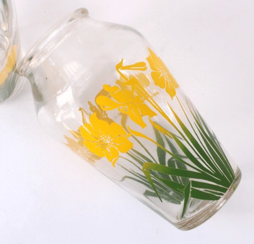 vases vintage années 50 en verre moulé, motif de fleurs jaunes sérigraphiées, style Mid-Century